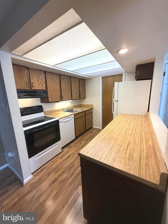 Building Photo - 1071 Lancaster Blvd