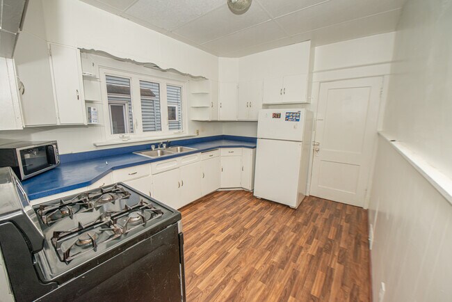 Building Photo - 33 Bellwood Ave
