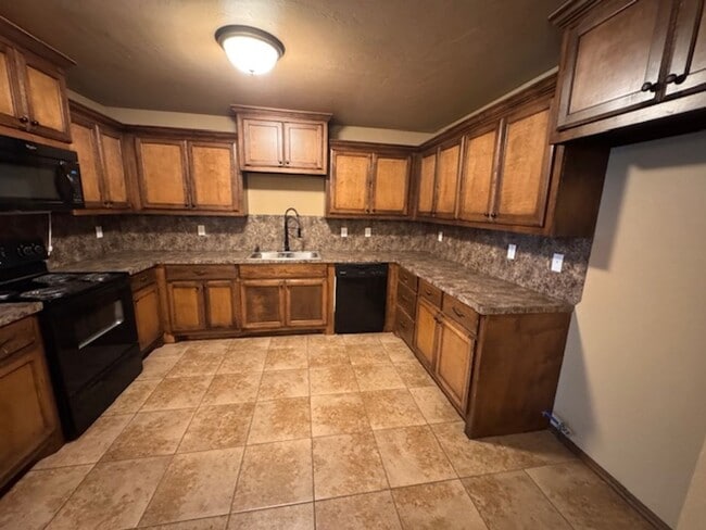 Building Photo - 3 bed 2 bath duplex in Chickasha