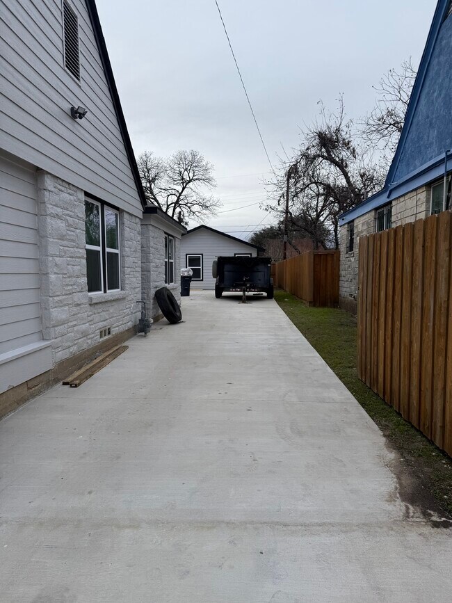 Foto del edificio - 1019 E Waco Ave