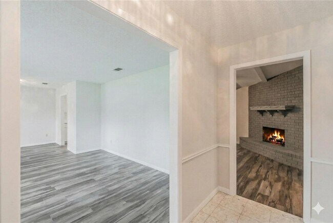 Foto del edificio - 6248 Trail Lake Dr