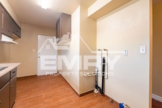 Foto del edificio - 2 Bed 1 Bath Unit for Rent in East Los Angeles Parking Available