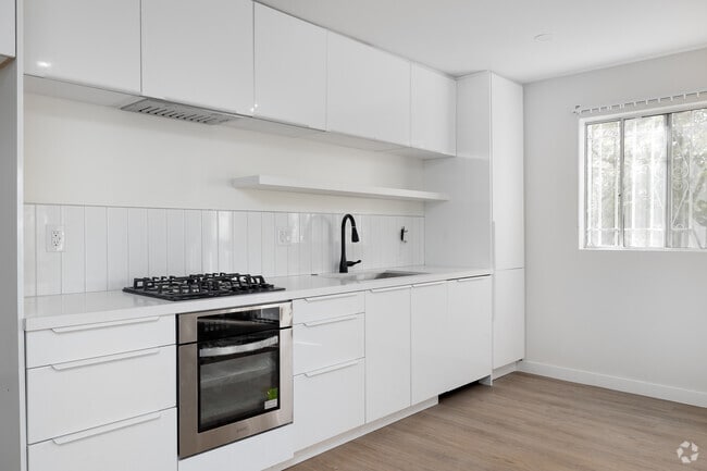 2BD, 2BA - 700SF - Kitchen - Ardmore