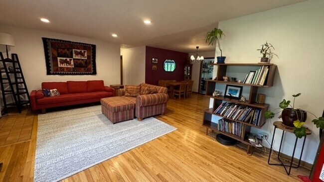 Building Photo - Fully Furnished 3 Bed 1 Bath Home Now Rent...