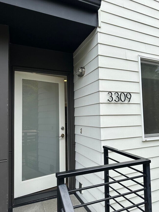 Building Photo - Magnolia Townhome