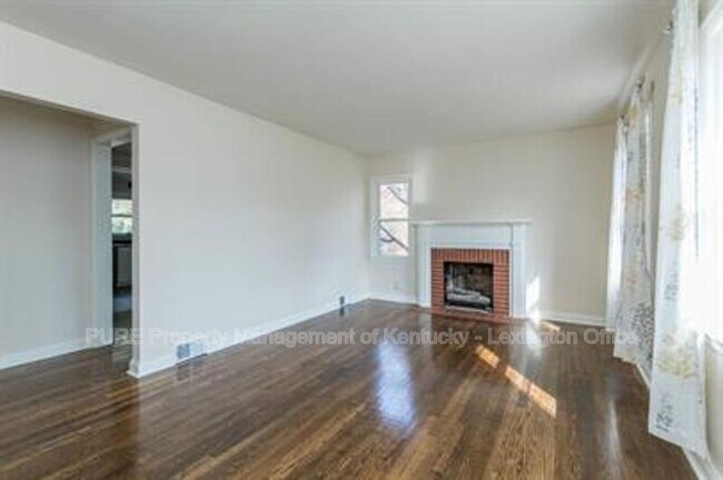 Building Photo - 574 Bob O Link Dr