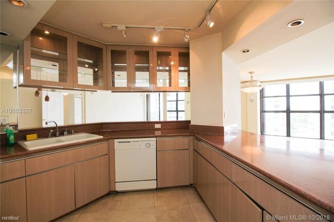 Foto del edificio - 5757 Collins Ave