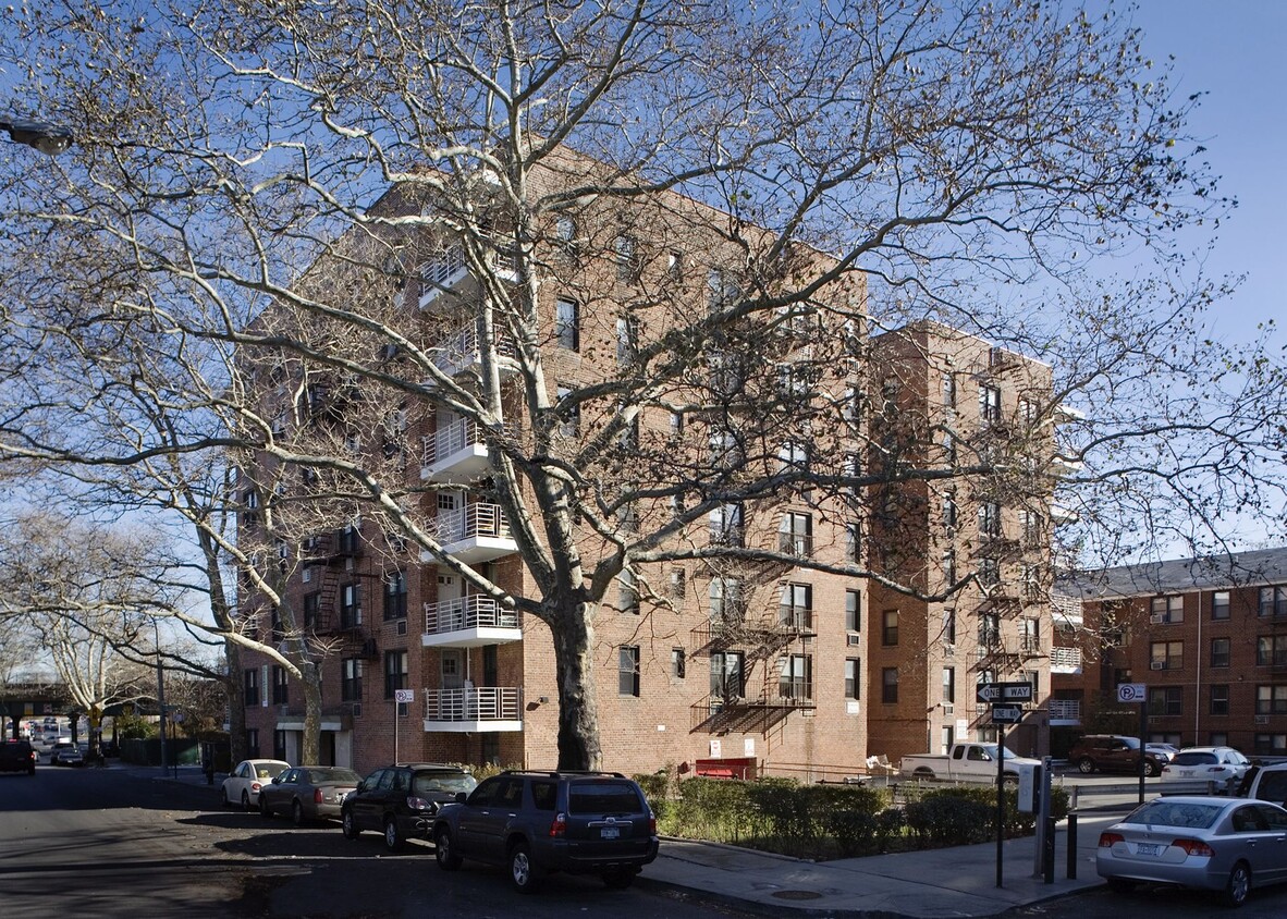 Primary Photo - 3232 Shore Pkwy