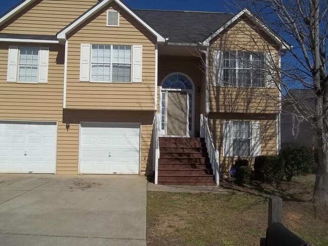 Building Photo - Now Available! 5 bedroom 2.5 bath