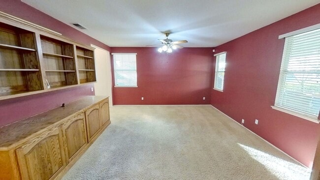 Building Photo - Spacious 4 Bedroom 3 Bath Home in East Hig...