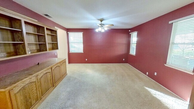 Foto del edificio - Spacious 4 Bedroom 3 Bath Home in East Hig...