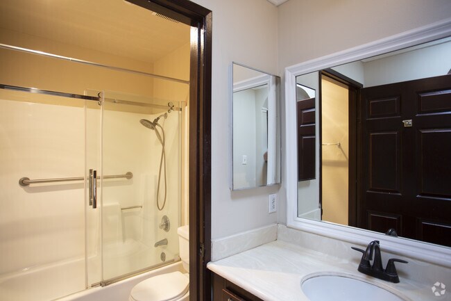 1HAB, 1BA - 700 ft² - 20/20 Villa Apartments