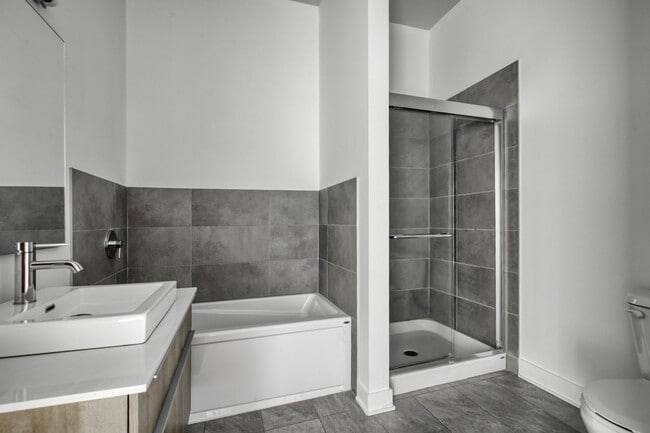 Building Photo - 9675 Av. Papineau