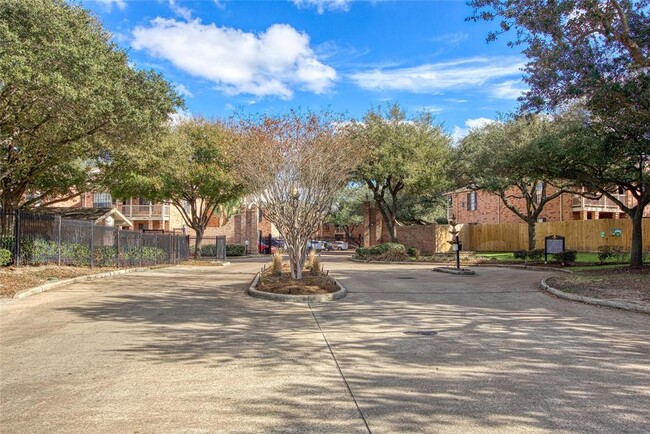 Foto del edificio - 2255 Braeswood Park Dr