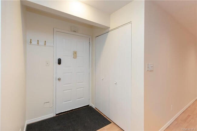 Building Photo - 4 Bronxville Glen Dr