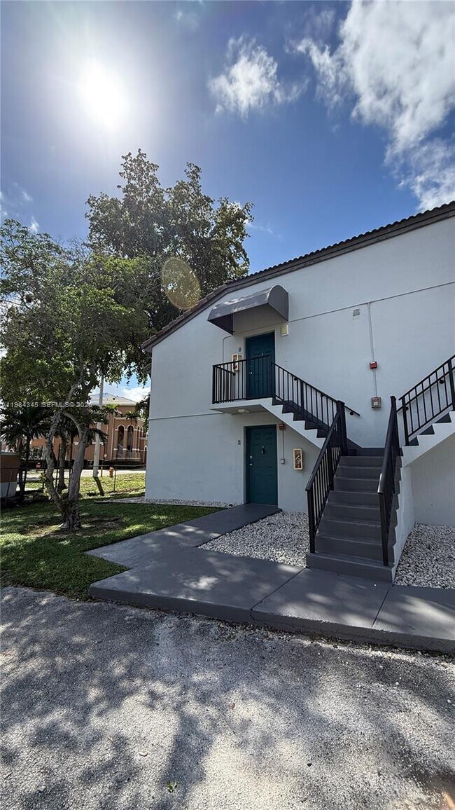 Foto del edificio - 7210 NW 179th St