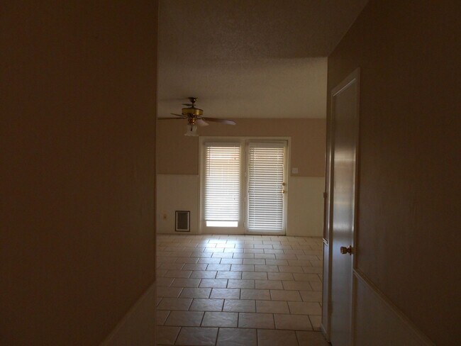 Building Photo - Very well maintained home with great location