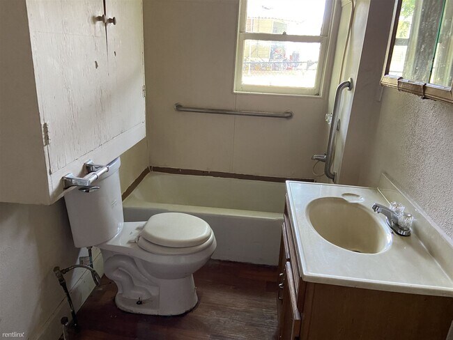Building Photo - 2 br, 1 bath House - 703 E Wright St