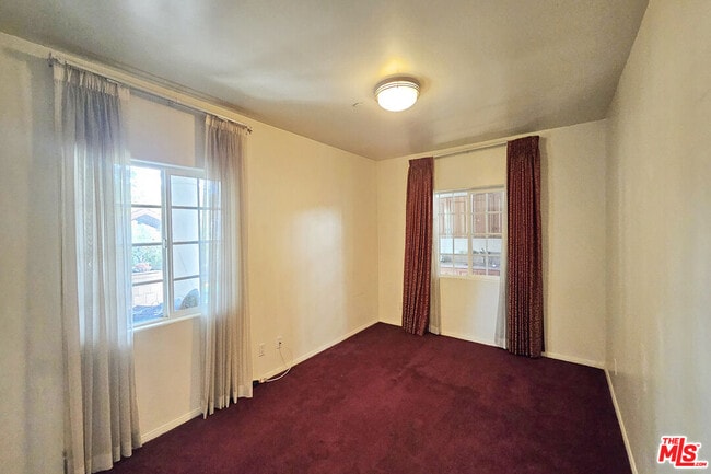 Foto del edificio - 302 N Griffith Park Dr