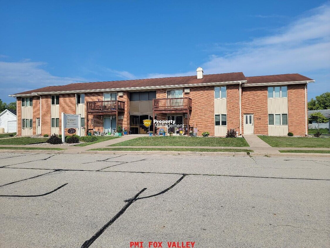 Primary Photo - Spacious 2-Bedroom Townhouse w/ Water Incl...