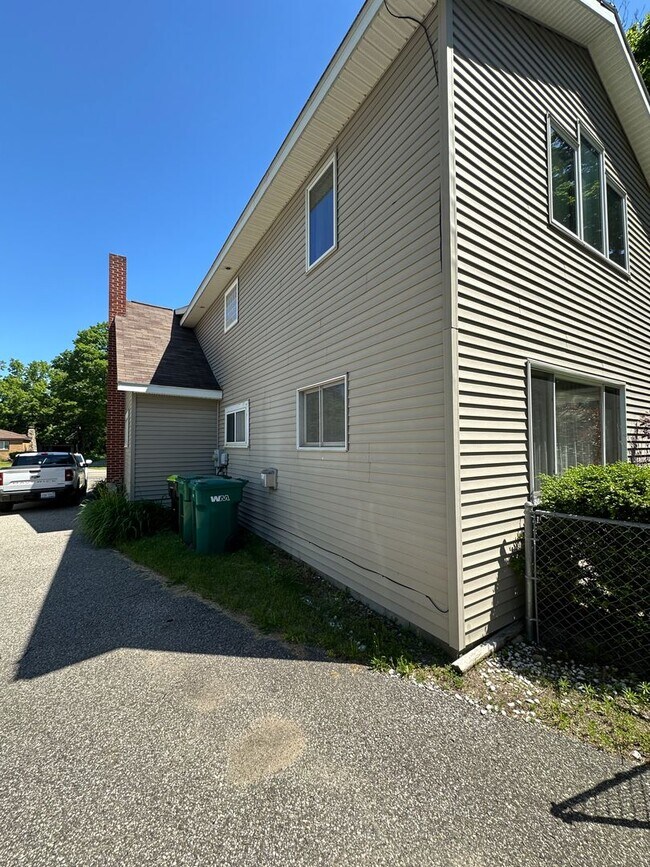 Building Photo - Spacious Home in Gaylord