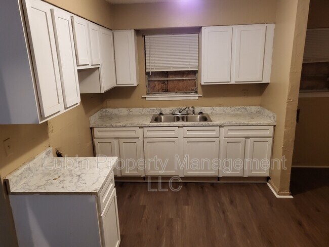 Foto del edificio - 1219 Capital Ave