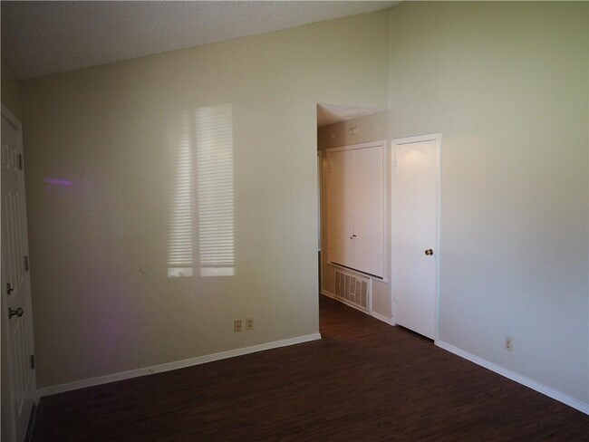 Building Photo - 403 Janis Dr