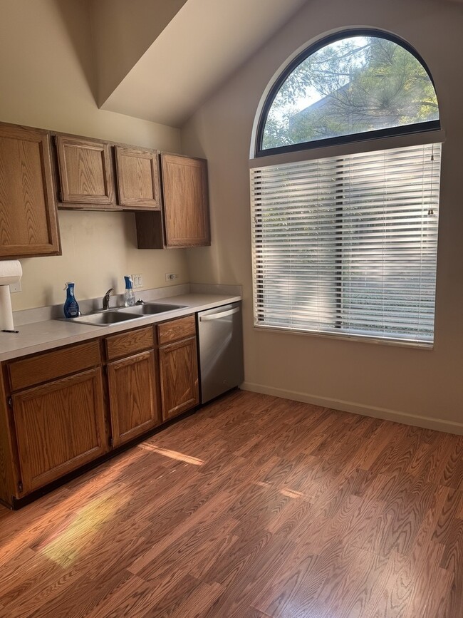 Foto del edificio - 827 Shoreline Rd