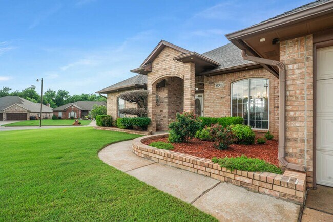 Building Photo - Gorgeous 4 Bed 3 Bath Home Near Tinker Air...