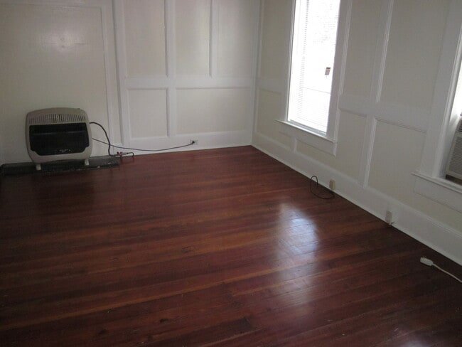 Building Photo - 1 Bed/1 Bath in Duckpond Area Close to Downtown