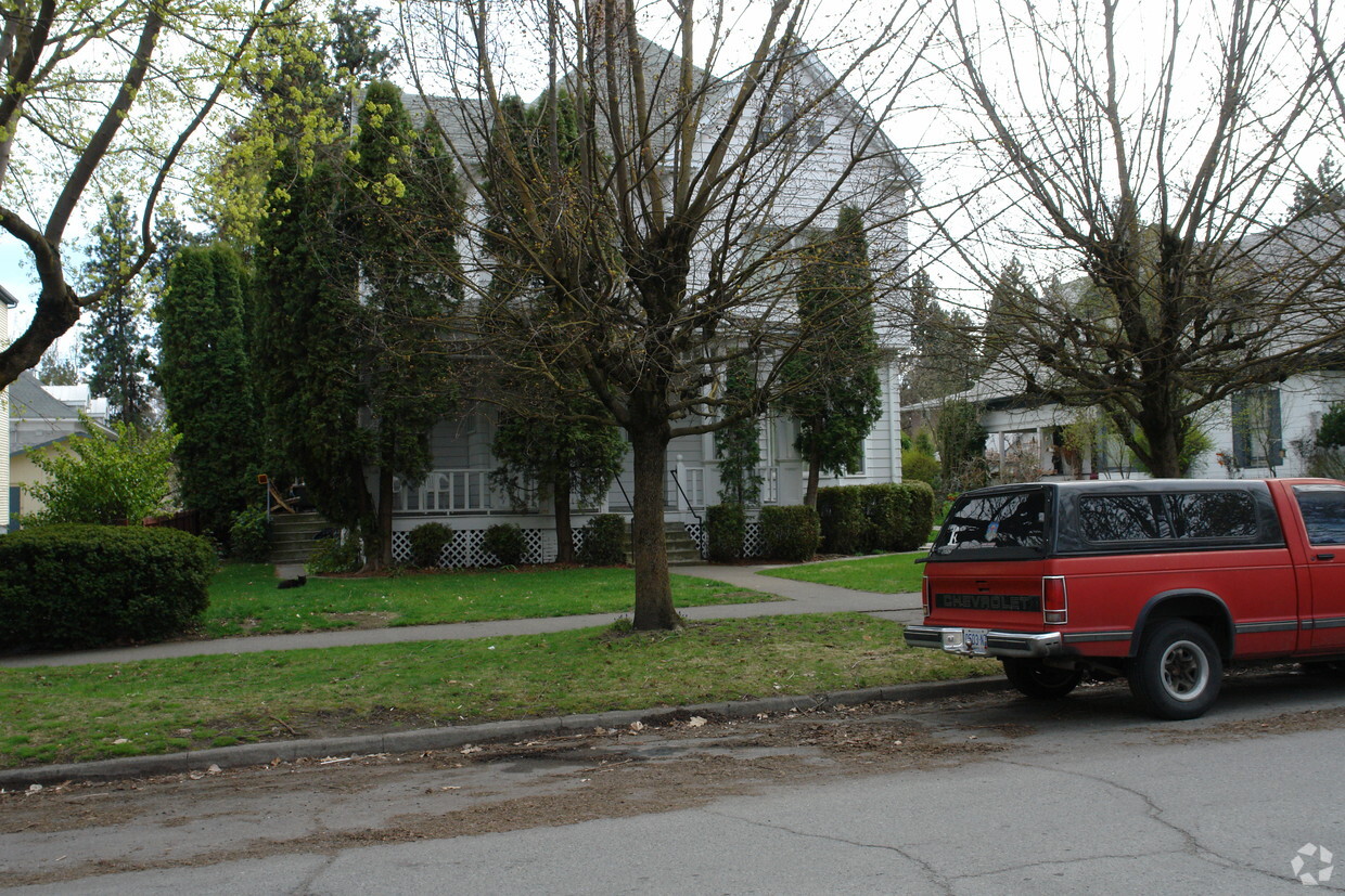 Building Photo - 2011 W 2nd Ave