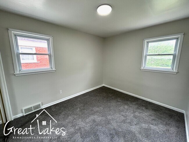 Foto del edificio - Stunning 3 Bedroom 1.5 Bathroom now availa...