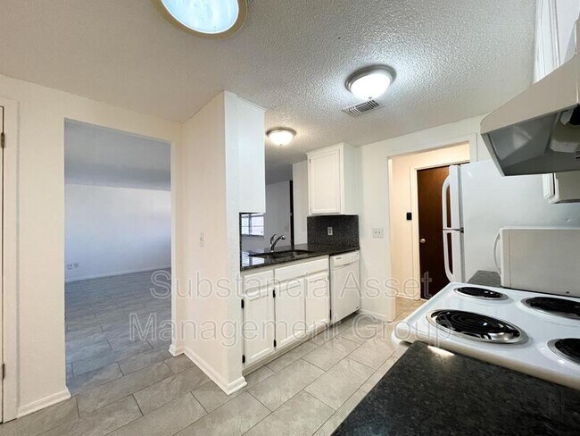 Foto del edificio - 1006 Swan Lake Ct
