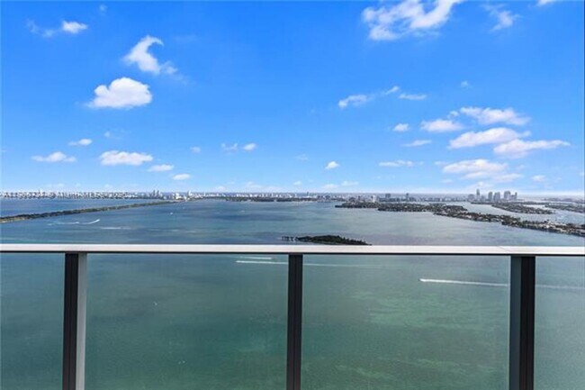 Foto del edificio - 700 NE 24th St