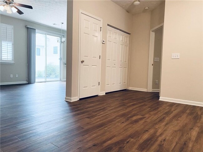 Building Photo - 645 W Oaks Dr
