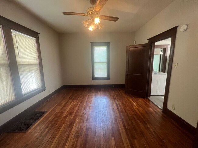Building Photo - Large 3 Bedroom 2 Bath with 1.5 Car Garage!