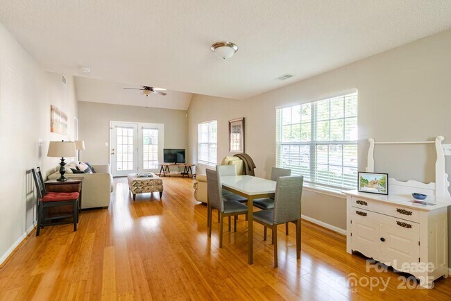 Foto del edificio - 8263 Southgate Commons Dr