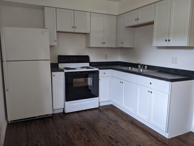 Kitchen - 1227 Hilltop Dr