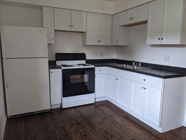 Kitchen - 1227 Hilltop Dr
