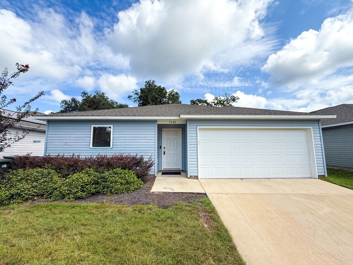 Foto principal - 3 Bedroom 2 Bath Home Located off 9 Mile R...