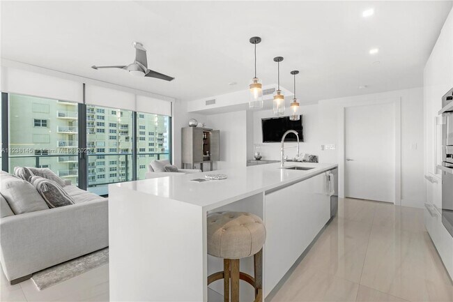 Building Photo - 730 N Ocean Blvd