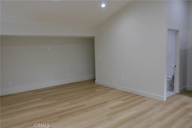 Foto del edificio - 7053 Corbin Ave