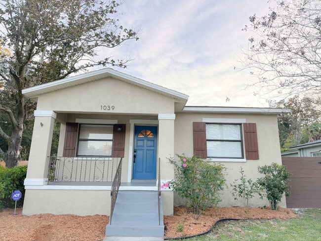 Front - 1039 E Robson St