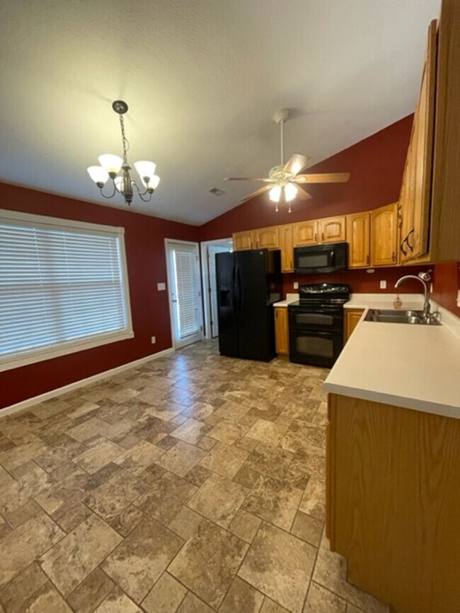 Building Photo - Knoxville 37932 - 4 bedroom, 2 bath home, ...