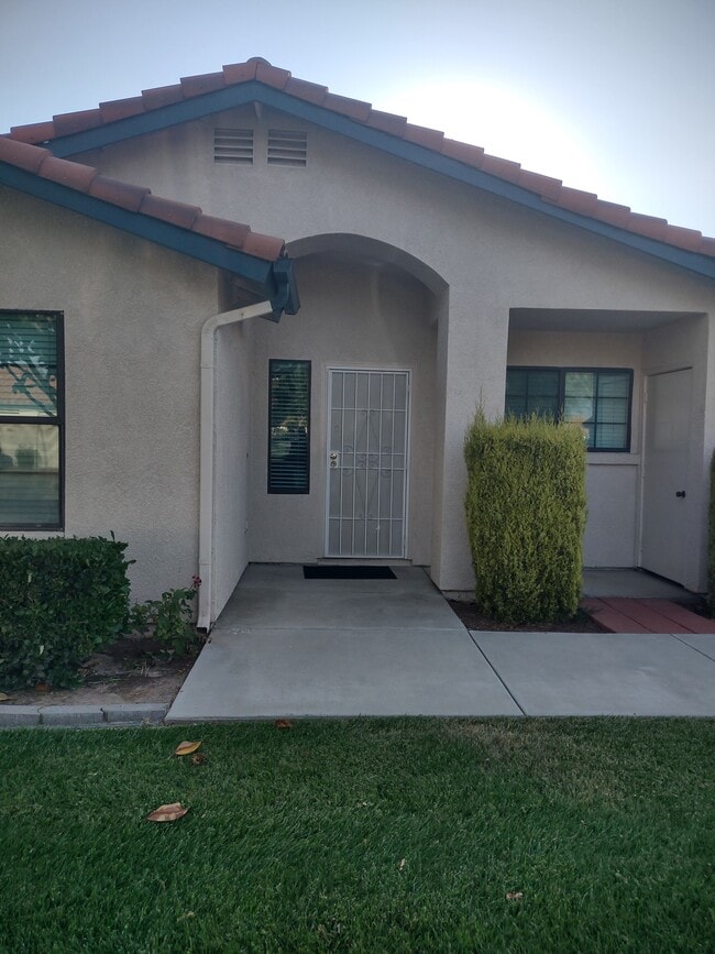 Building Photo - 1061 Mountain View Dr