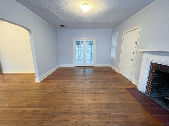 Building Photo - 3/1 House Walking Distance to Campus & Midtown Available Fall 2026!