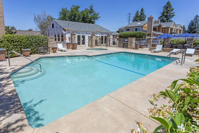 Piscina - Lakeside Condominiums