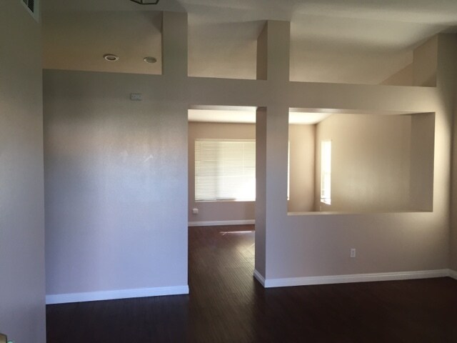 Foto del edificio - COMMUTER FRIENDLY 4 BEDROOM VICTORVILLE HO...