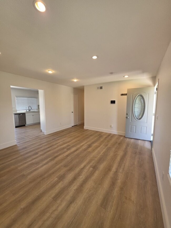 Building Photo - Welcome to your future home! Beautiful 3-bedroom, 2-bathroom house - Don't Miss out