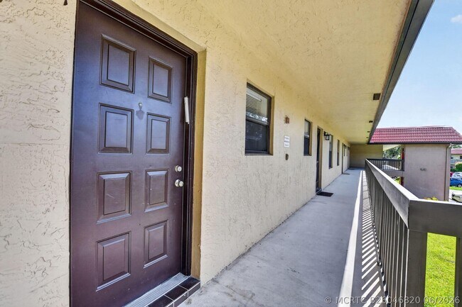 Foto del edificio - 21895 Lake Forest Cir
